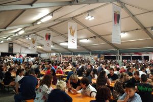 Servizio ordinato allo stand gastronomico durante il Bum Bum Festival